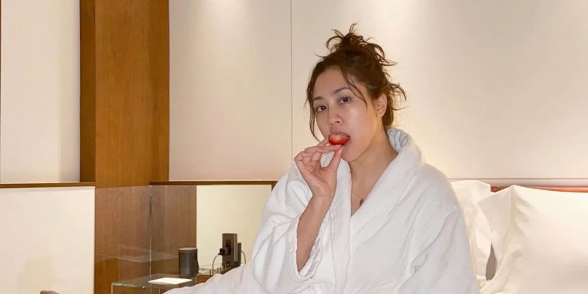 Sherina Munaf Appears Bare Face Wearing a Bathrobe, Relaxing During Her Vacation in Japan