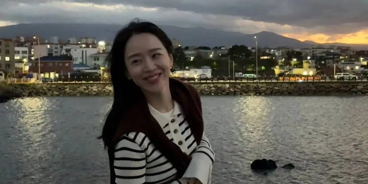 Shin Hye Sun Uploads Romantic Photos with Two Actors, Seol In A Joins in the Comments