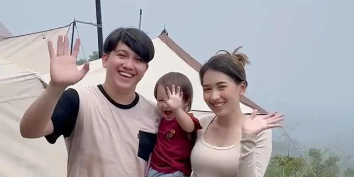 Sidik Eduard Eats Packed Rice with Family in the Park, Wife is Pregnant Again