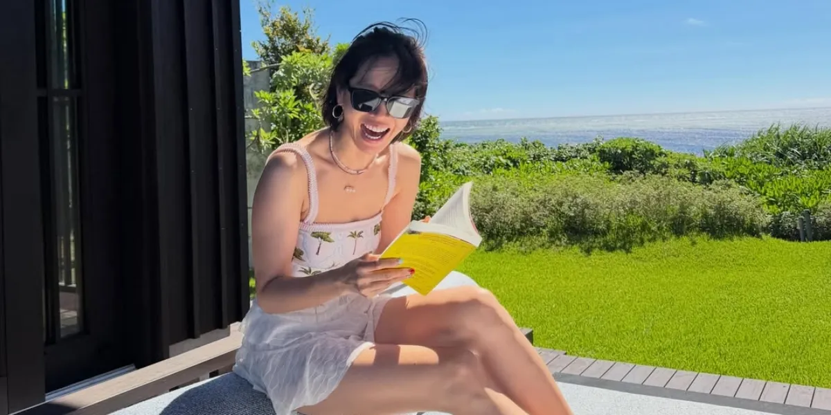  Son Ye Jin Liburan Bareng Anak, Seru Main di Pantai 
