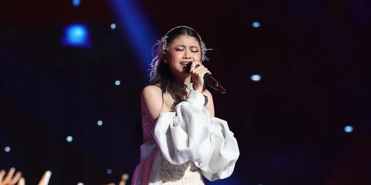 Looking Elegant in a White Dress, Tasya DA7 Sings 'Kau Tetap Misteri'
