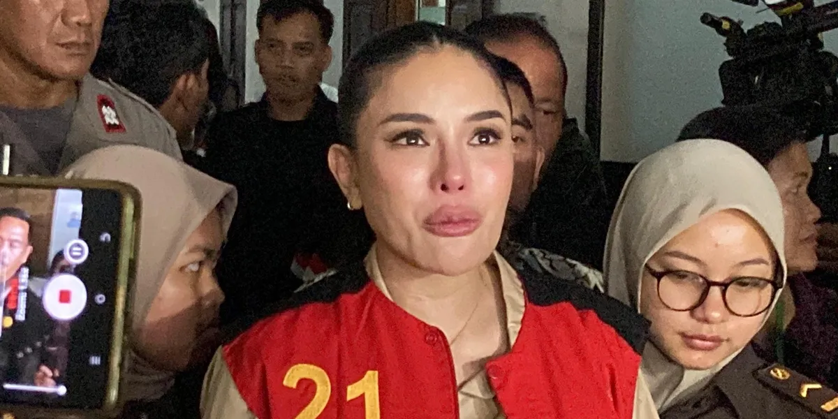 Nikita Mirzani's Emotional Tears After Reading the Duplicate, Hoping for a Wise Judge