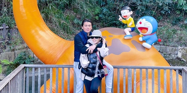 Syahrini Laughs Happily at Doraemon Park, Embraced by Reino Barack