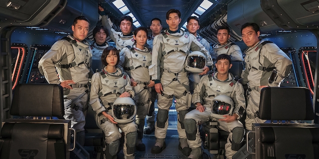 'The Silent Sea' will be airing on Netflix in 2 days, Portraits of Gong Yoo and his team on the Moon are intriguing!