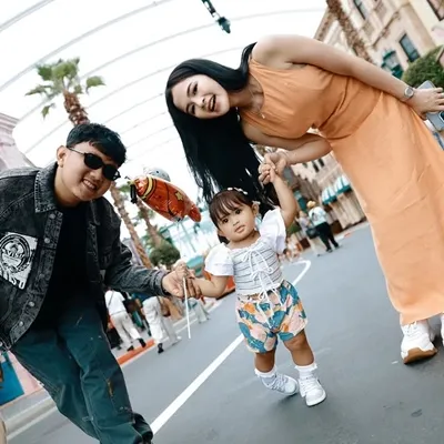 Denny Caknan dan Bella Bonita Ajak Cunda ke Theme Park di Singapura, Happy