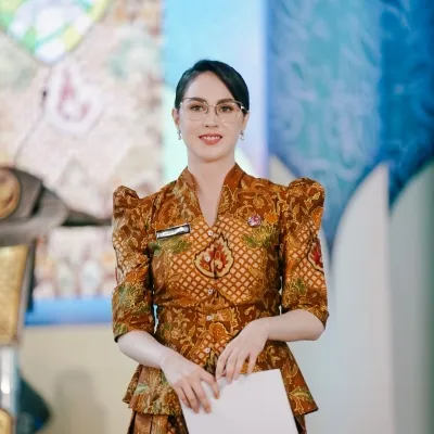 Potret Keseruan Arumi Bachsin Saat Pilih Batik