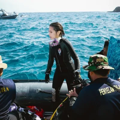Potret Prilly Latuconsina Jadi Rescue Diver Untuk Kompetisi Red Bull Cliff Diving