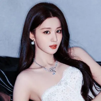 Potret Terbaru Wang Churan di Weibo, Playful dan Memikat dengan Mini Dress Putih 