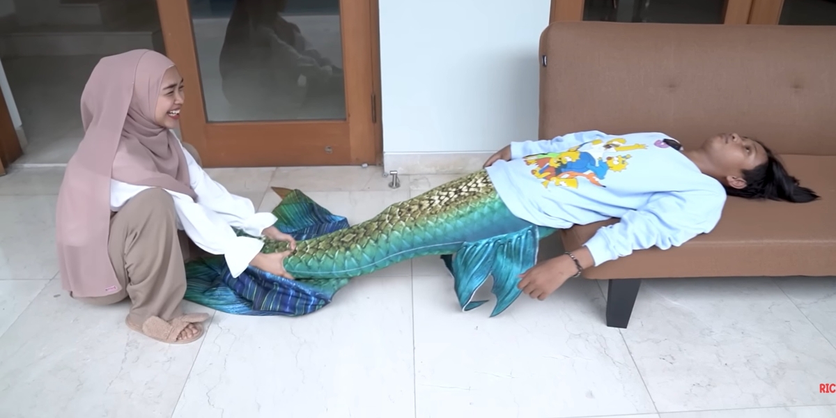 Controversial, 8 Photos of Ria Ricis Dressing Up Fajar Sad Boy in a Mermaid Costume