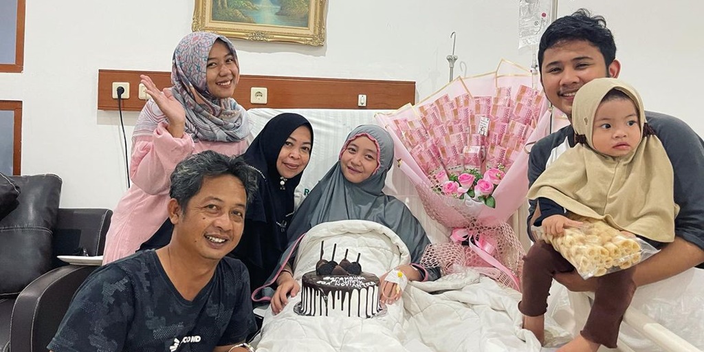 Birthday at the Hospital, Peek at Ega Noviantika's Photos Getting a Surprise Money Bucket from Rafly DA