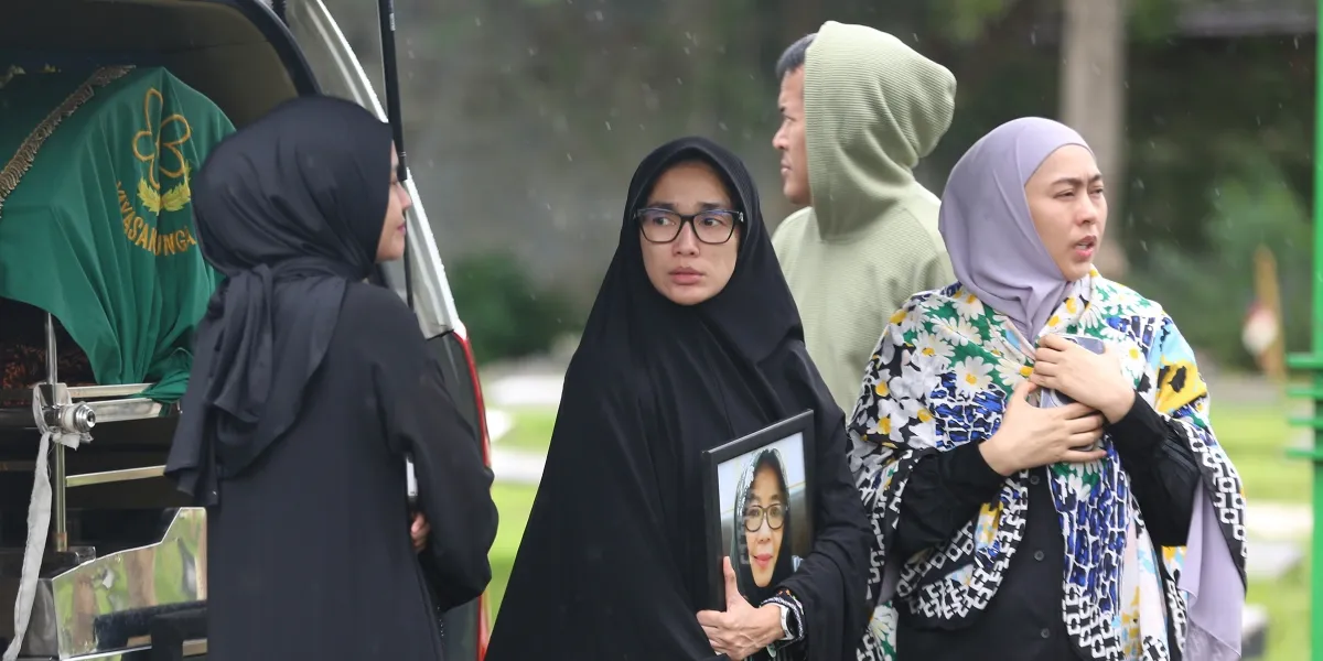 Ussy Sulistiawaty Pilgrimage to Her Mother's Grave, Brings Purple Orchids
