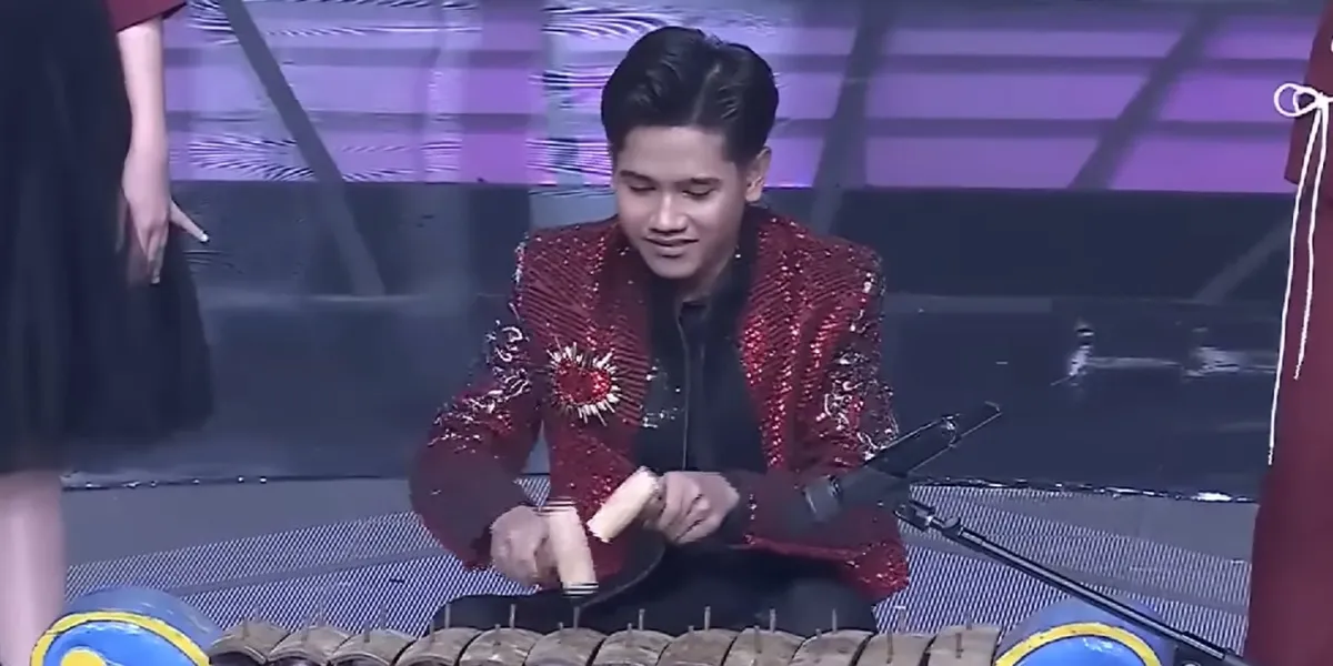 Valen Showcases His Talent in Playing Gamelan at D'Academy 7 Stage