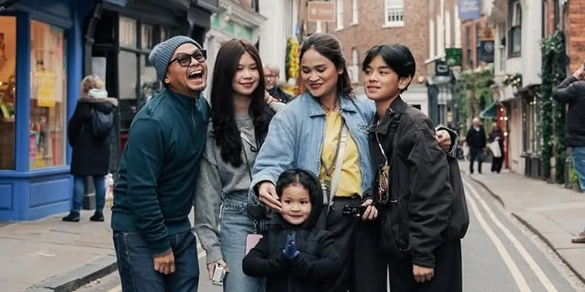 Wendy Cagur Celebrates Eid Holidays in England, Happy with Family