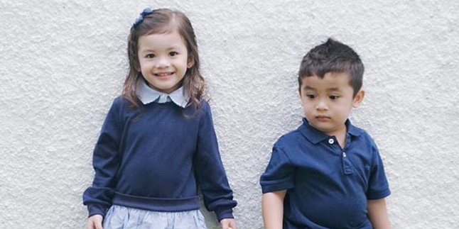 ZAC DAN ZOE SI KEMBAR YANG MENGGEMASKAN ANAK  JONATHAN  