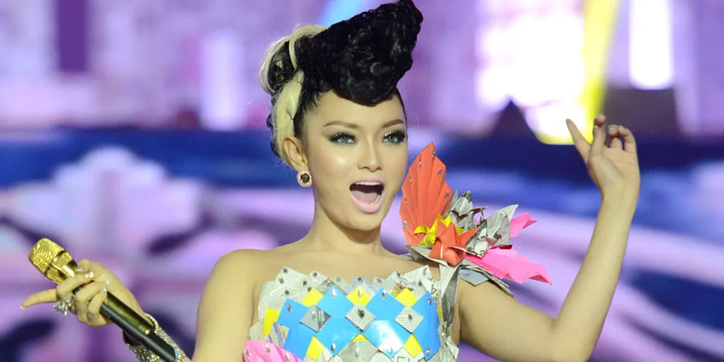 Zaskia Gotik Kenakan Gaun Super Seksi Dari Kertas ...