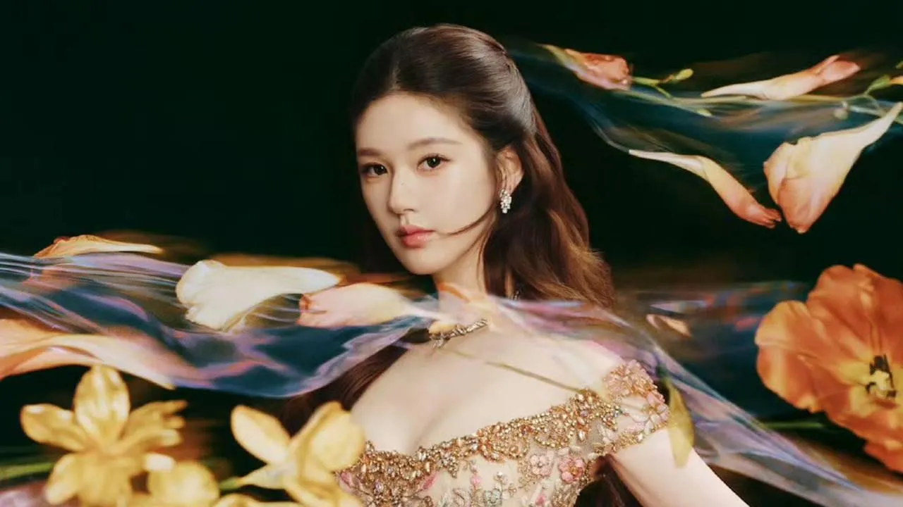 Zhao Lusi Kenakan Dua Gaun Haute Couture di Gala BAZAAR 2026