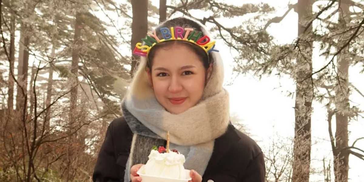 Zoe Abbas Jackson's 23rd Birthday Celebrated by Climbing Mount Huangshan: Out of the Comfort Zone