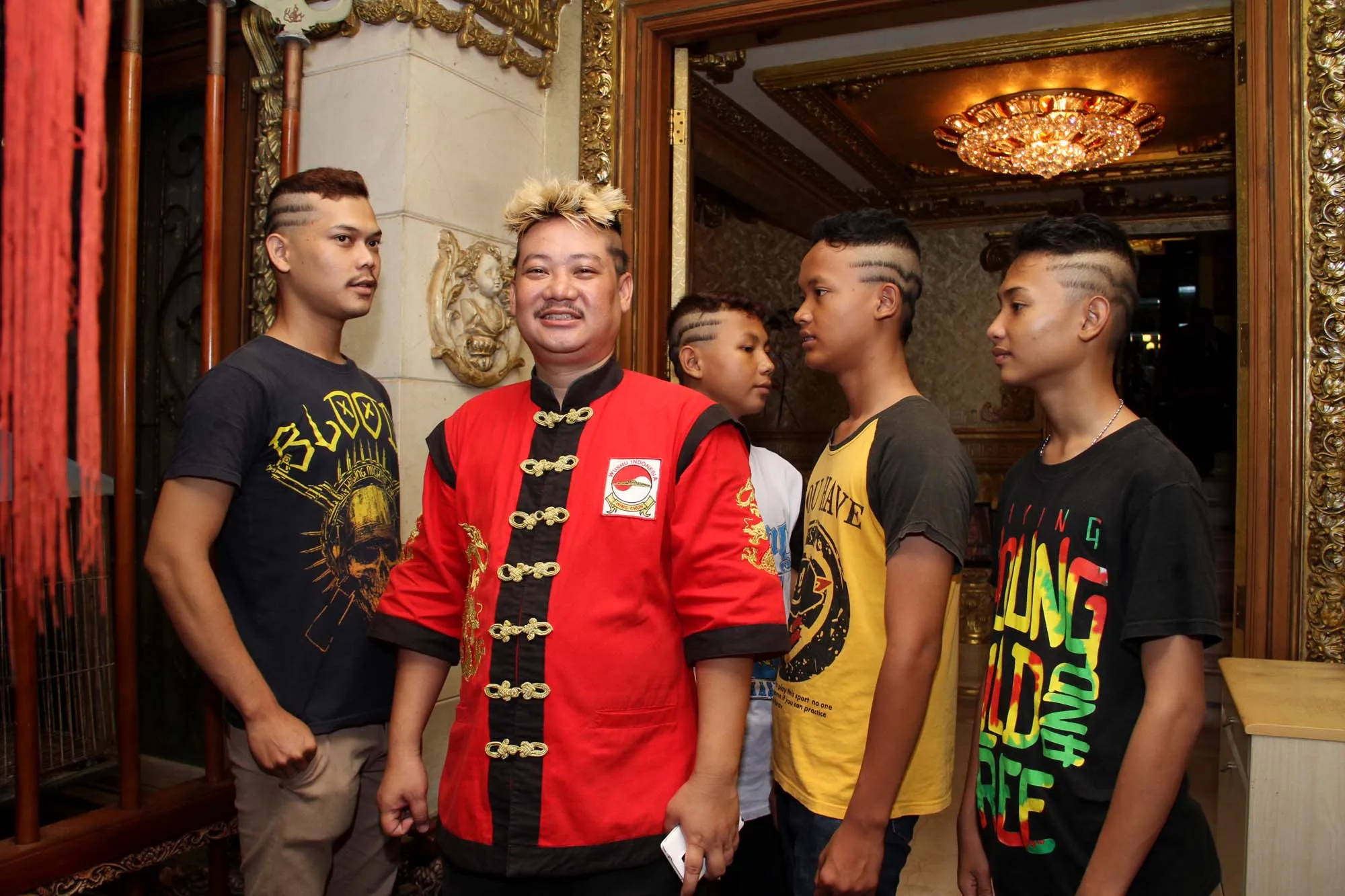 Ki Kusumo dan pemuda dari komunitas rambut nanas. ©KapanLagi.com®/Hendra Gunawan