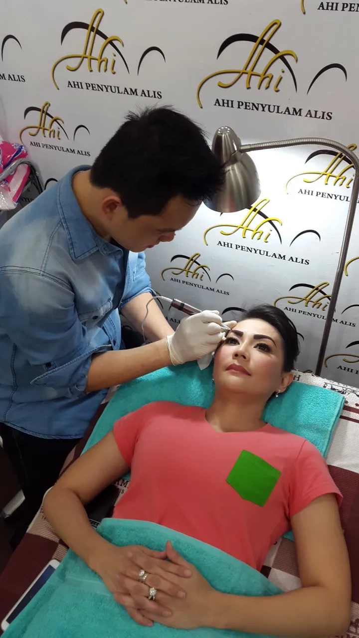 Tessa Kaunang melakukan perawatan alis. ©KapanLagi.com®/Hendra Gunawan