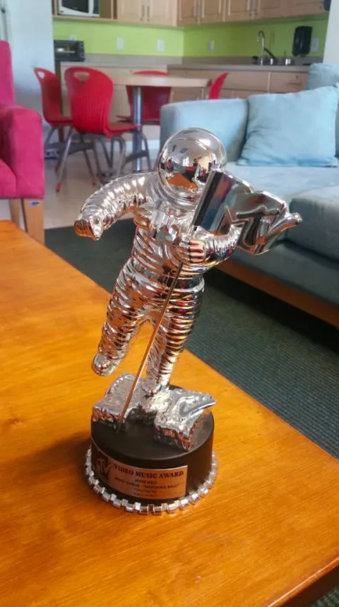 Mau tahu rasanya jadi juara MTV VMA? Kamu bisa membeli piala Moonman Miley Cyrus KLovers! © Digital Spy/eBay