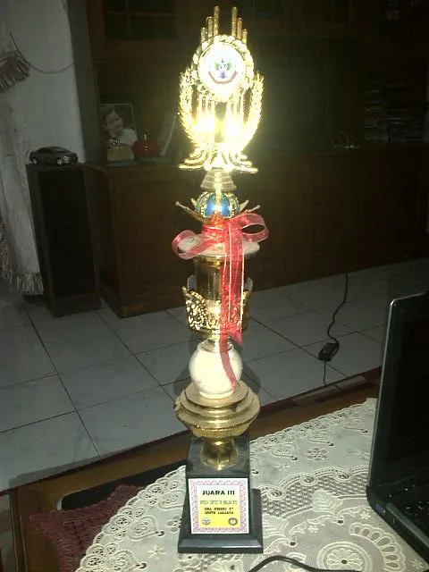 Piala Lomba Pidato Bahasa Inggris Milik Fatin/@foto: KapanLagi.com®