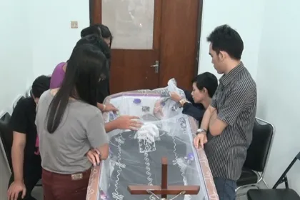 Suasana di rumah duka mertua aktor Yama Carlos. ©Deni