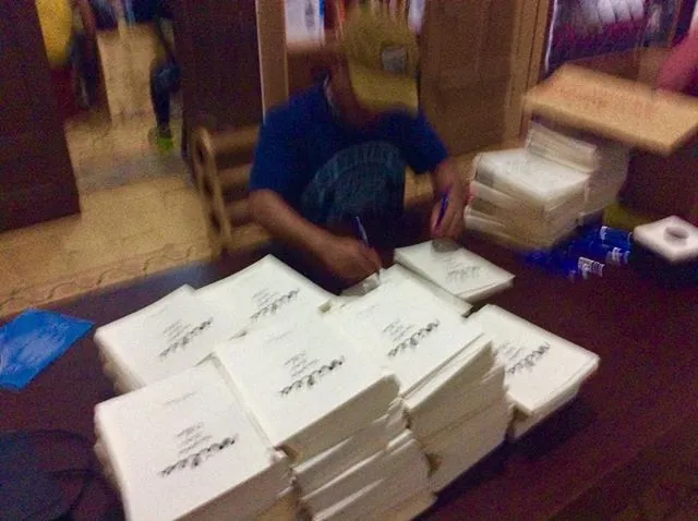 Di antara tumpukan buku DILAN. Karyanya banyak, namun tak mau tampil di televisi ©instagram/pidibaiq