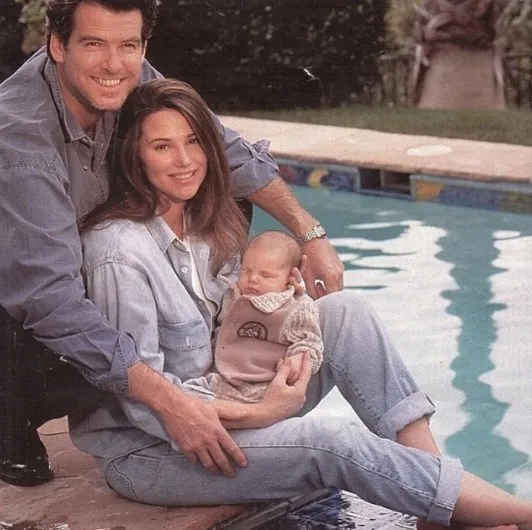 Aktor yang sekaligus produser film ini tampaknya juga sayang keluarga. Wah kurang apa lagi coba?  © instagram.com/piercebrosnanofficial