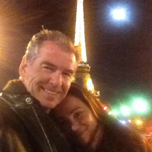 Pierce Brosnan dan Keely Shaye berpose dengan background menara eiffle di malam hari, sweet!  © instagram.com/piercebrosnanofficial