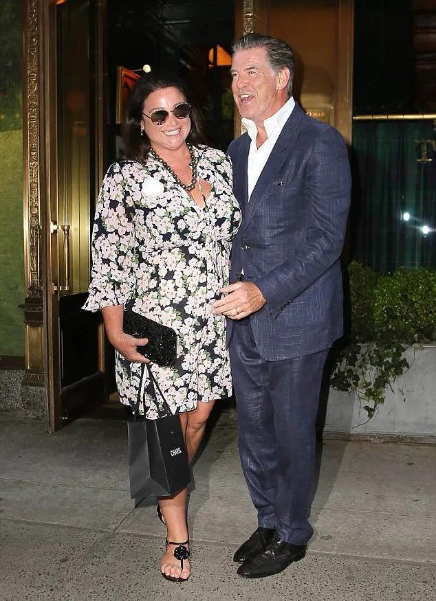 Pierce dinner romantis bersama sang istri © MEGA via dailymail.co.uk