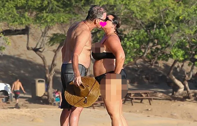 Pierce cium mesra sang istri di tepi pantai © dailymail.co.uk