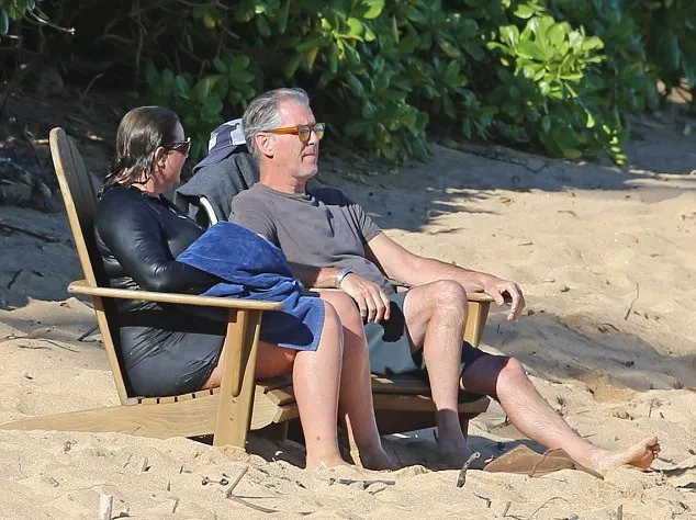 Pantai memang jadi tempat favorit Pierce dan Keely © dailymail.co.uk