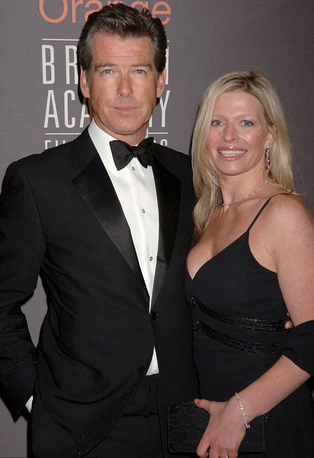 Pierce Brosnan dan Charlotte @ dailymail.co.uk