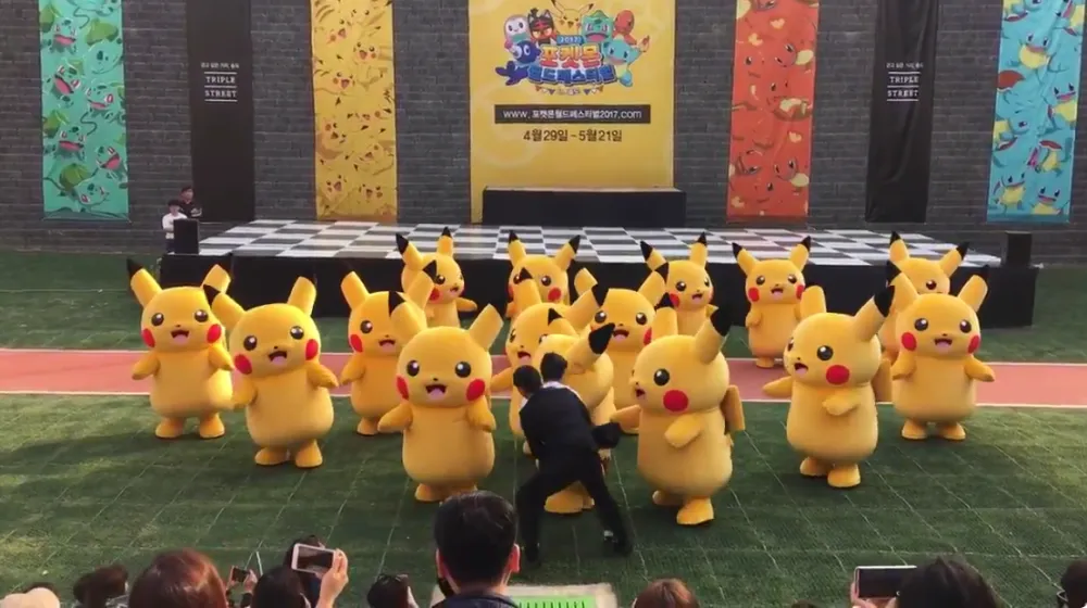 Seorang penari Pikachu secara tiba-tiba digotong sejumlah petugas keamanan gara-gara kostumnya yang kempis! © YouTube/Green Lime
