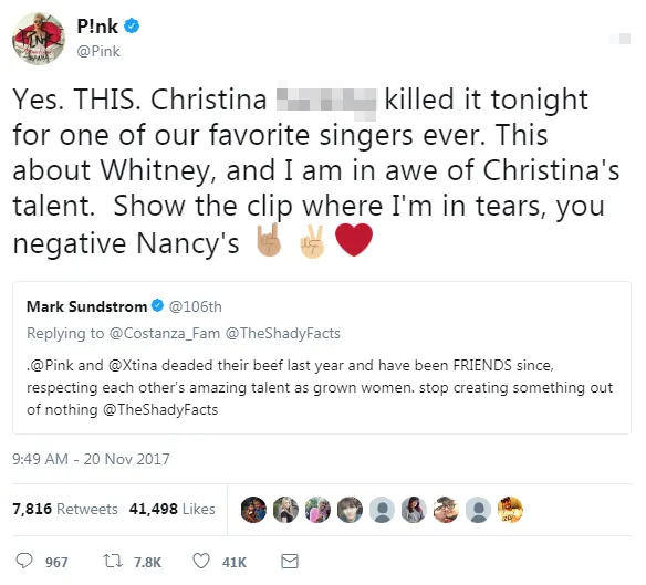 Lewat Twitter, Pink puji penampilan Chtistina Aguilera yang tampil dalam Tribute to Whitney Houston di acara American Music Awards © twitter.com/pink