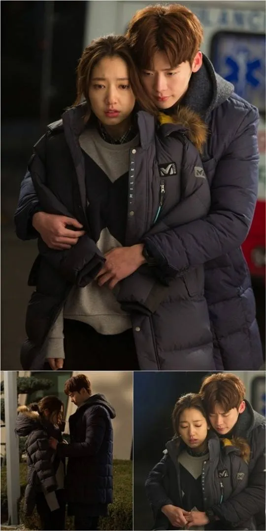 Back hug super romantis Park Shin Hye dan Lee Jong Suk. @allkpop.com