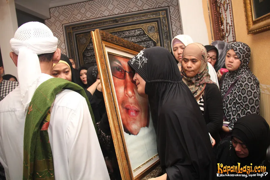 Pipik menangisi kepergian Uje