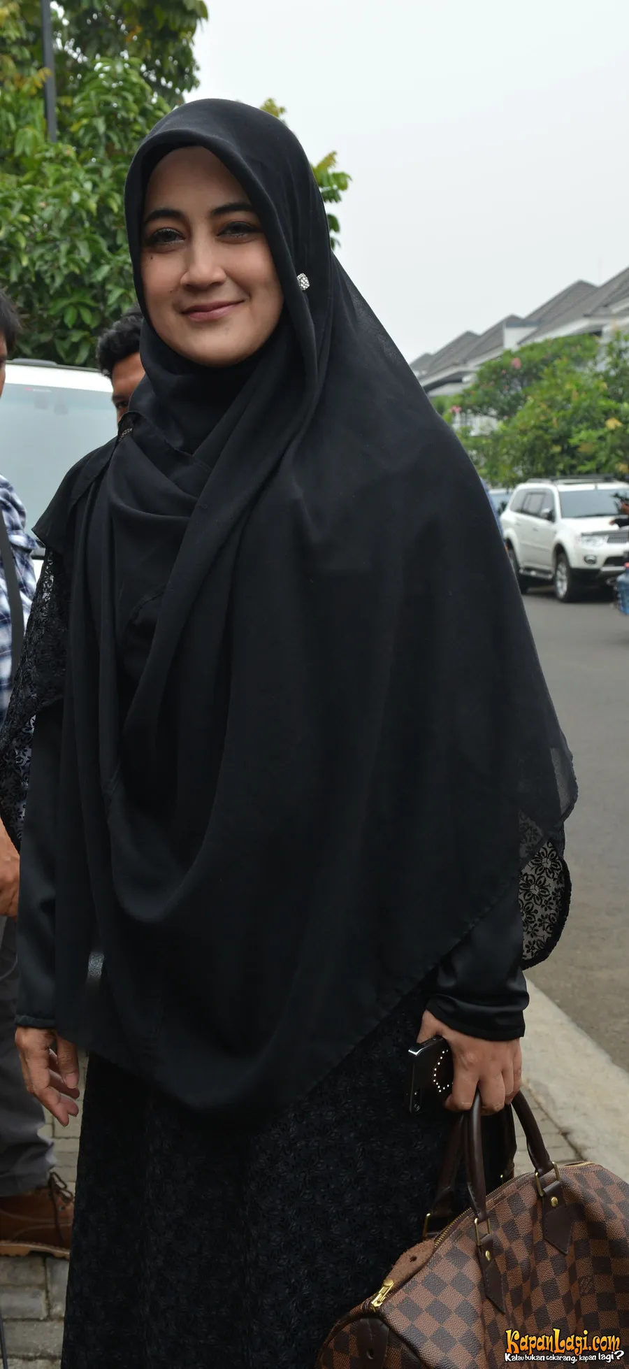 Pipik berikan bantuan untuk korban bencana banjir ©KapanLagi.com®/Muhammad Akrom Sukarya