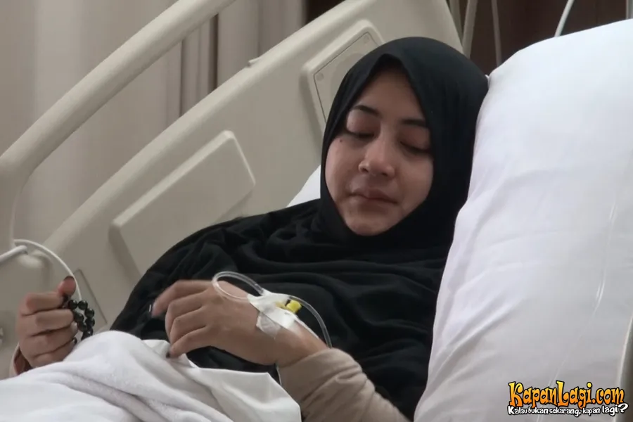 Pipik Dian Irawati masih dirawat di RS pasca kebakaran yang melanda rumahnya. @KapanLagi.com®