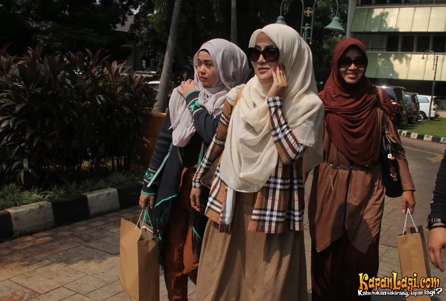 Pipik Dian Irawati membantah dirinya meneror ibu Uje.