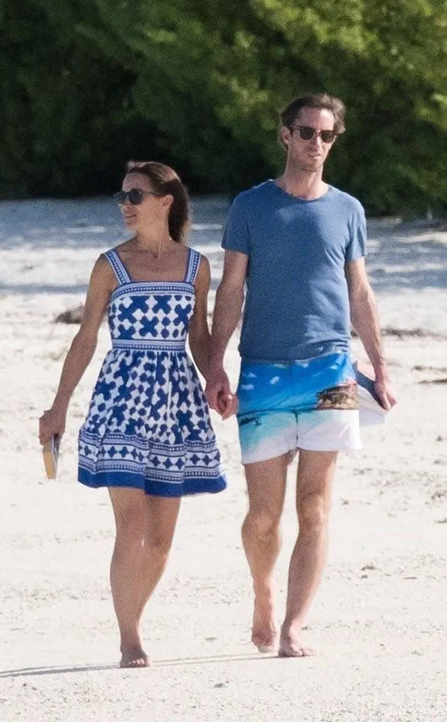 Pippa tetap terlihat stylish meski berada di pantai © eonline.com