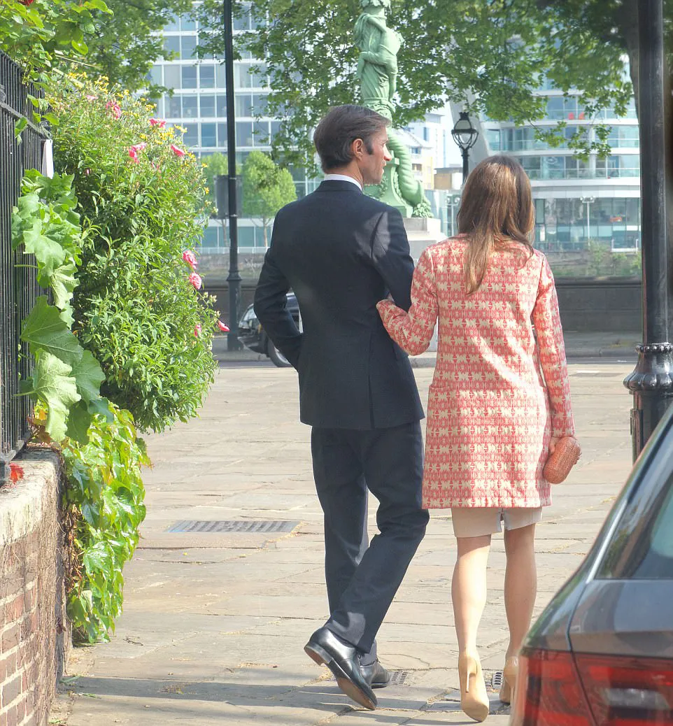 Pippa gandeng mesra calon suami tercinta © dailymail.co.uk