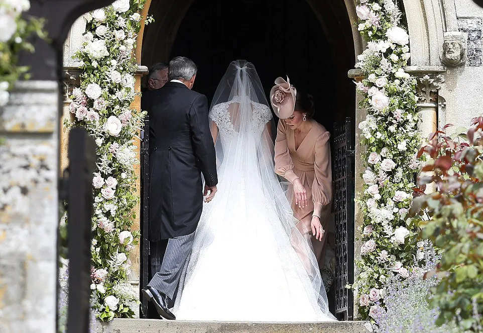 Kate tampak telaten membenahi gaun sang adik © dailymail.co.uk