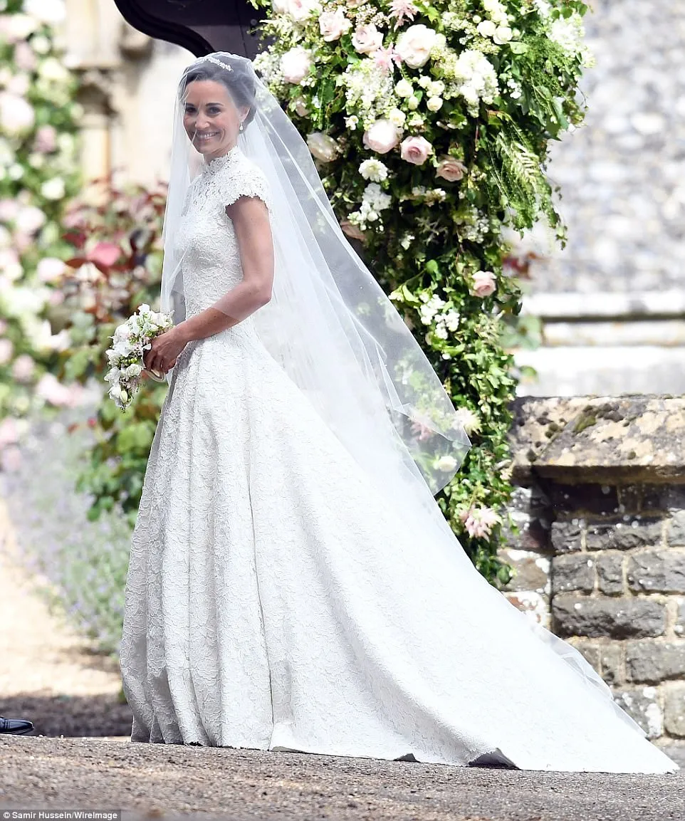 Pippa dengan gaun putihnya, cantik banget! © AFP
