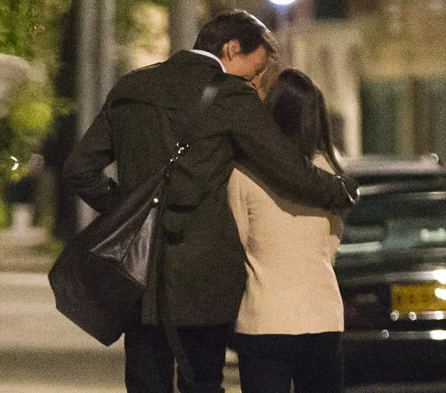 Nico dan Pippa berbagi ciuman di depan umum @ dailymail.co.uk
