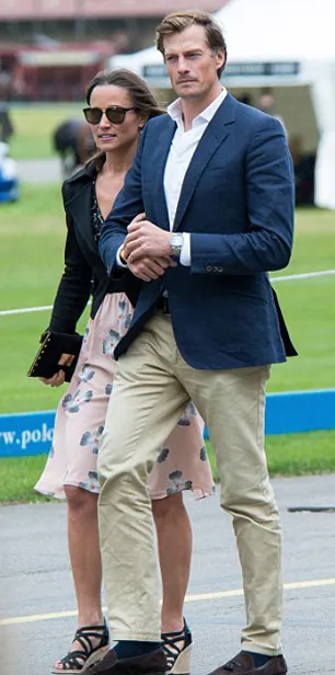 Gandengan mesra, keduanya serasi banget kan? @ dailymail.co.uk