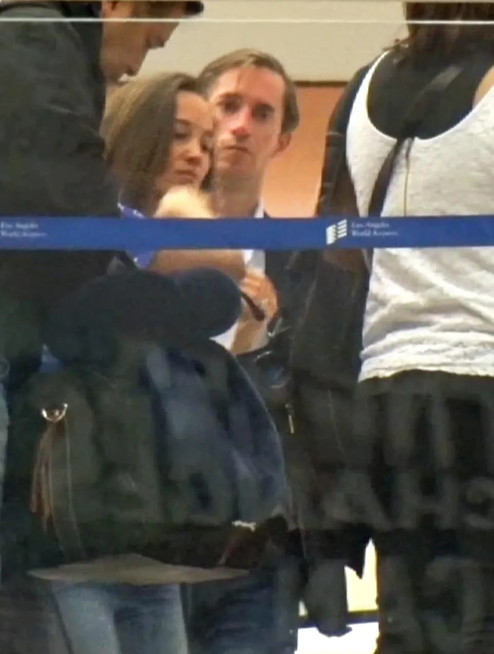 James juga terlihat lelah saat berada di bandara © via dailymail.co.uk