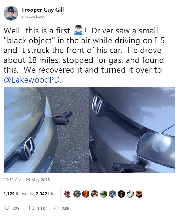 Untung saja pistolnya tidak mengeluarkan tembakan tiba-tiba © twitter.com/wspd1pio