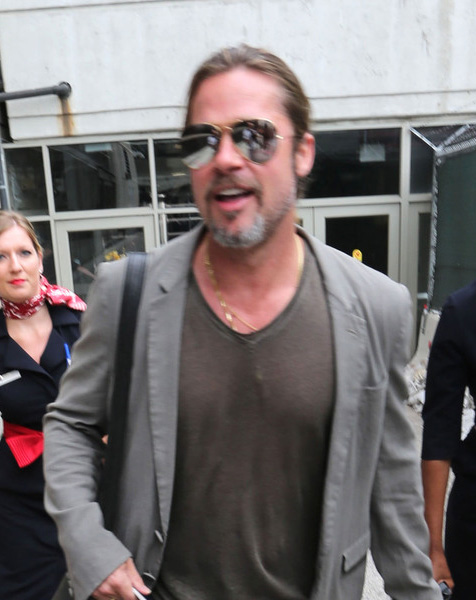 Brad Pitt Pamer Gaya Rambut Baru, Menurut Kalian 