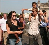 Brad Pitt-Angelina Jolie Hadiahkan Mainan pada Anak-Anak 